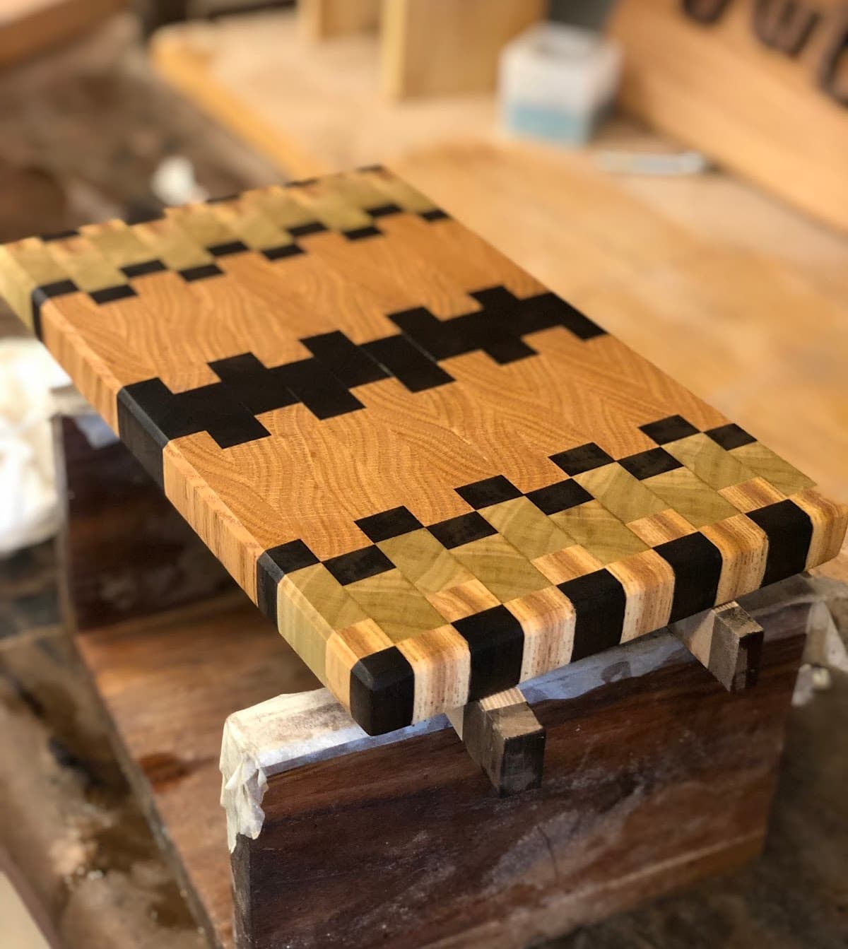 End-grain cutting board with cross pattern in cherry and dark wenge wood